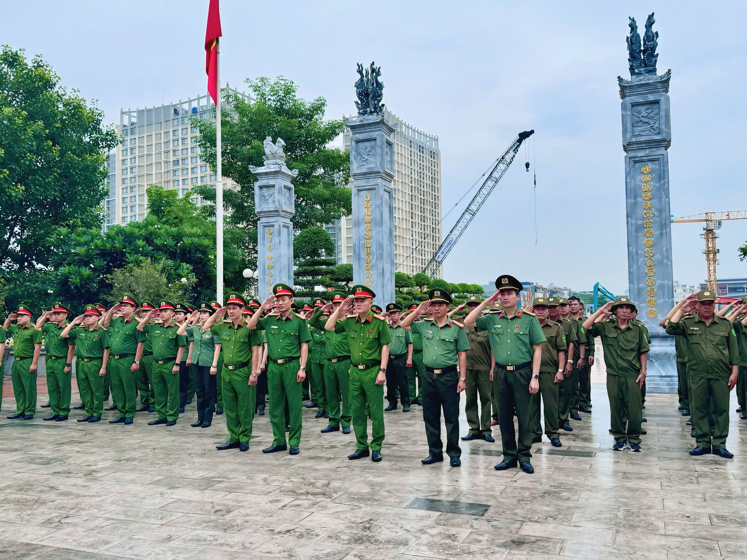 Công an phường An Biên tổ chức dâng hương, tặng quà nhân ngày Thương binh liệt sĩ
